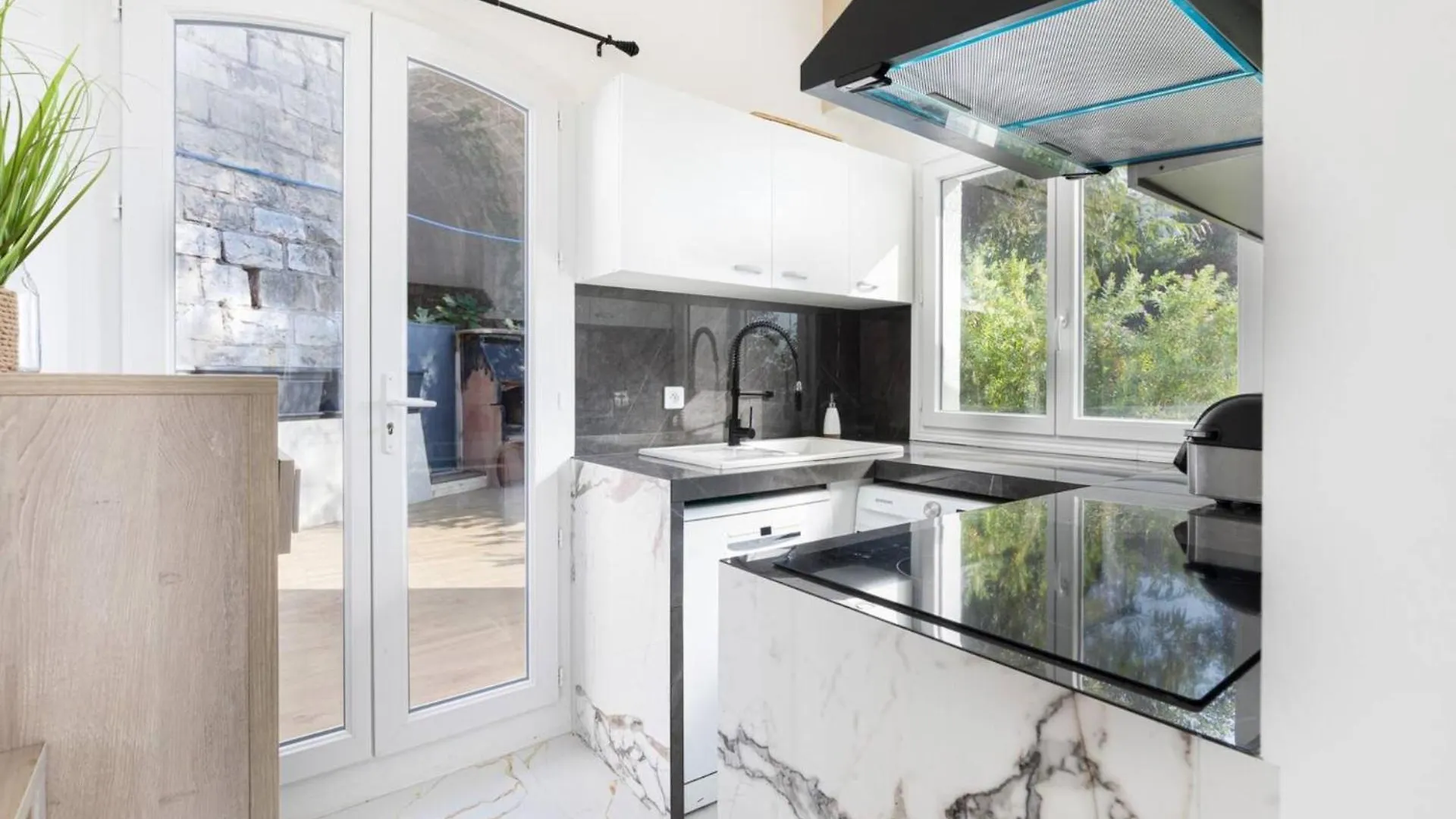 Stunning Seaview White Villa In Beuasoleil With Pool And Garden Beausoleil